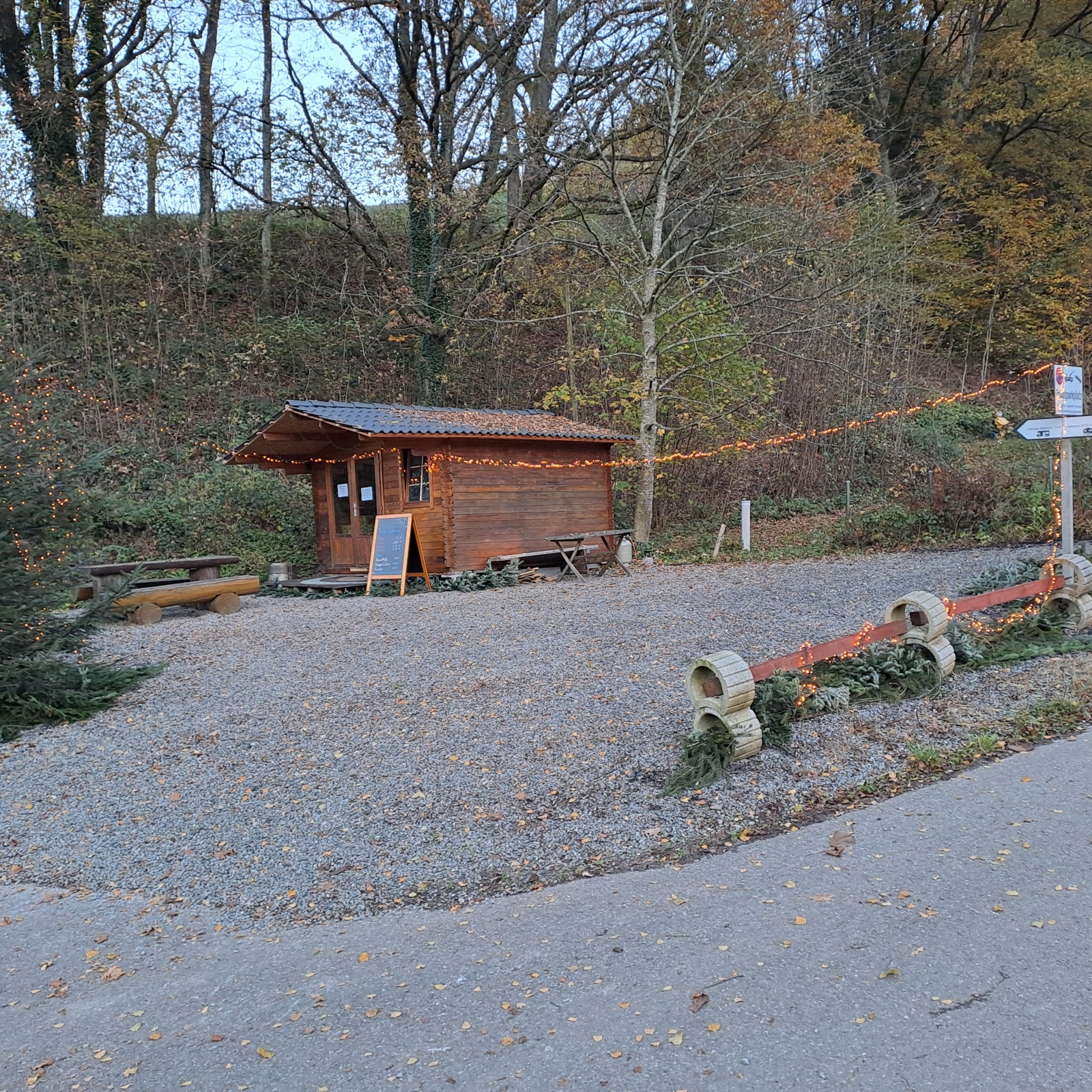 Hütte von außen im Herbst