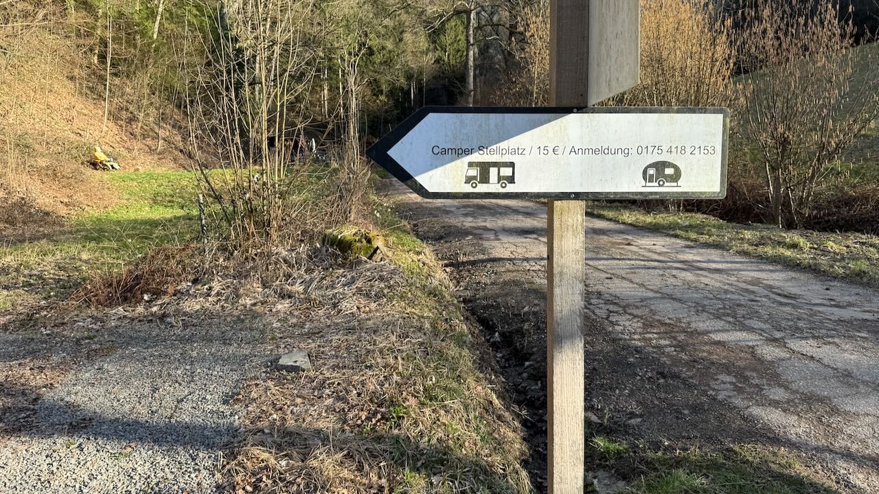 Wegweiser zur Hütte im Dettenbach